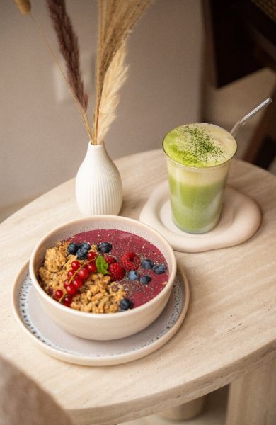 Das 705 COFFEE ist umzingelt von drei U…