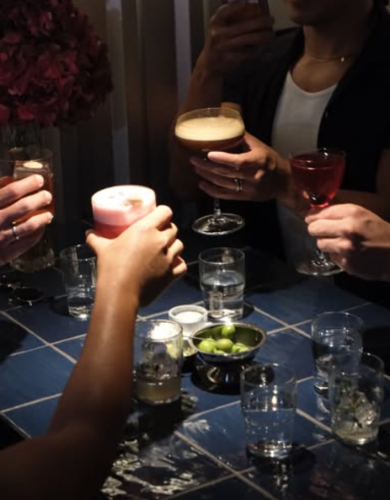 Die KRAWALL BAR liegt nicht nur mitten…